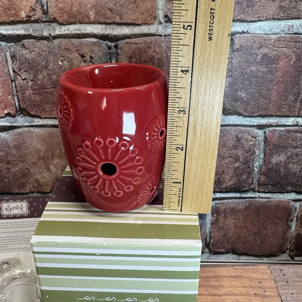 Scentsy DANDY CHERRY Plug-In Wall‎ Nightlight Wax Warmer Red Flowers Retired Box